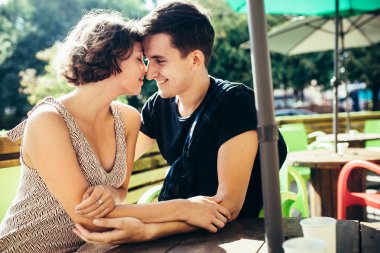 Dışarıda bir kafede oturan çift.