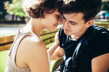 Dışarıda bir kafede oturan çift.