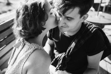 Dışarıda bir kafede oturan çift.