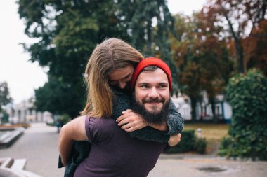 Adam kız arkadaşı arkasına taşır.