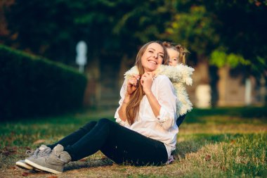 Anne ve küçük kızı bir parkta