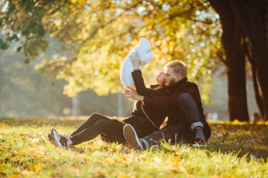 Genç aile ve sonbahar Park yeni doğan oğlu