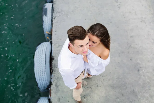 남자와 여자는 호수에 포즈 — 스톡 사진