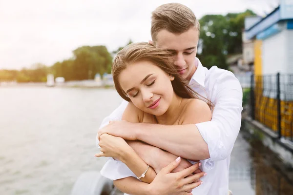 Man en vrouw die zich voordeed op het meer — Stockfoto