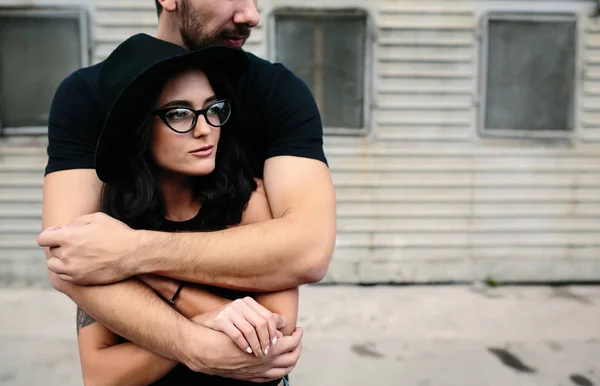 Guy knuffelen zijn vriendin van achteren — Stockfoto