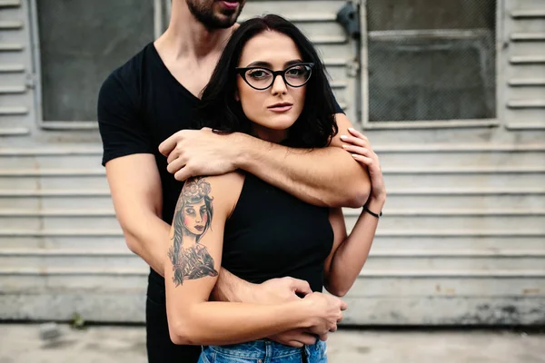 Pria memeluk pacarnya dari belakang — Stok Foto