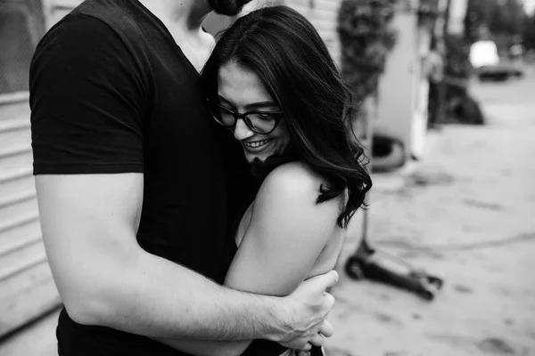 Guy and girl in each others arms — Stock Photo, Image