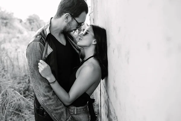 Man and woman in an abandoned place — Stock Photo, Image