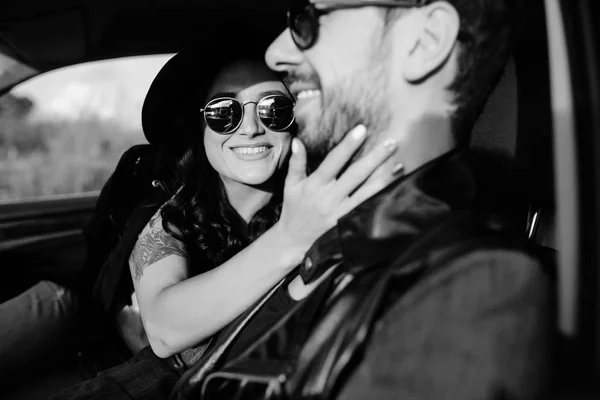 Retrato de joven hermosa pareja en el coche — Foto de Stock