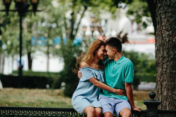 Άντρας και κορίτσι στο πάρκο. — Φωτογραφία Αρχείου