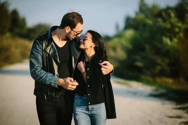 Junges glückliches romantisches Paar zu Fuß entlang der Straße — Stockfoto