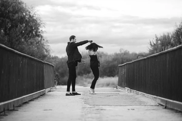 Hombre y mujer bailando — Foto de Stock