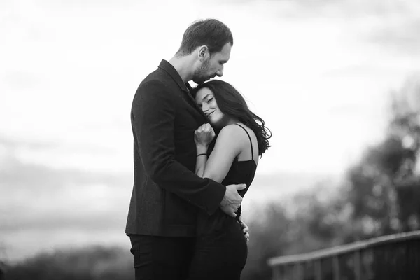 Kerl umarmt zärtlich seine Freundin — Stockfoto