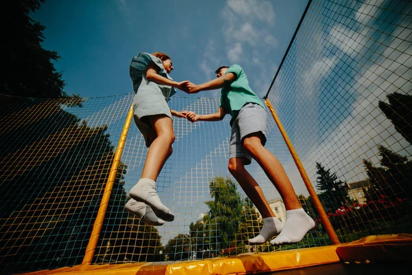 Couple sautant sur le trampoline dans le parc — Photo