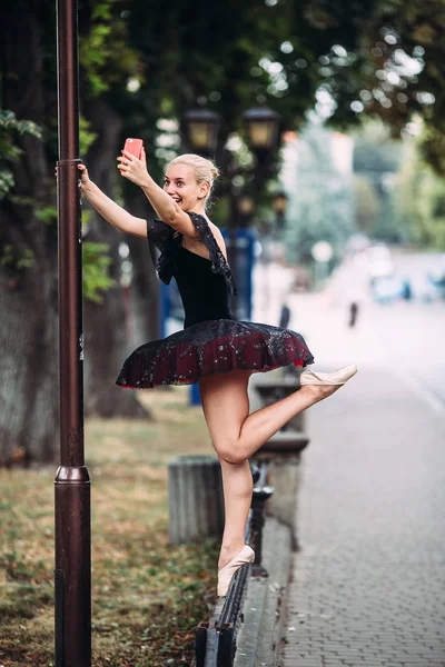 Bailarina hace selfie — Foto de Stock
