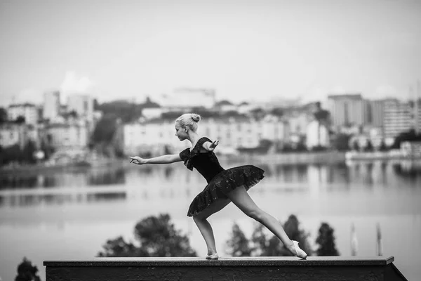 Ballerina poseren op een achtergrond van het meer — Stockfoto