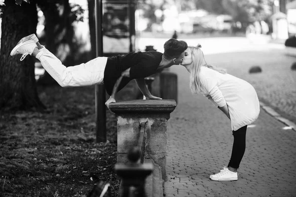 Man utför en akrobatiska trick nära en flicka — Stockfoto