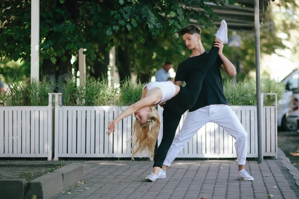 Mannen och kvinnan dansar i en park — Stockfoto