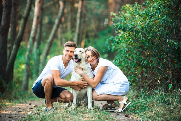 Lyckligt par av framtida föräldrar med sällskapsdjur — Stockfoto