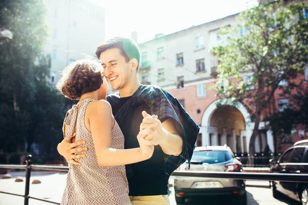 Happy couple in the street looking each other — Stock Photo, Image
