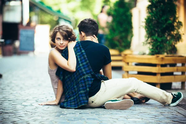 Muž a žena sedící na zemi — Stock fotografie