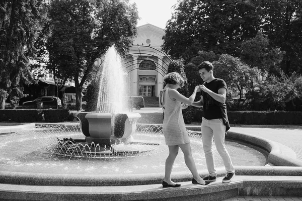 Mooi jong paar bij de fontein — Stockfoto