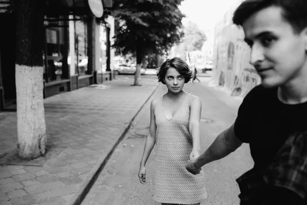 Пара, идущая по улице, держась за руки — стоковое фото