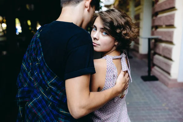 Paar knuffelen in de straat — Stockfoto