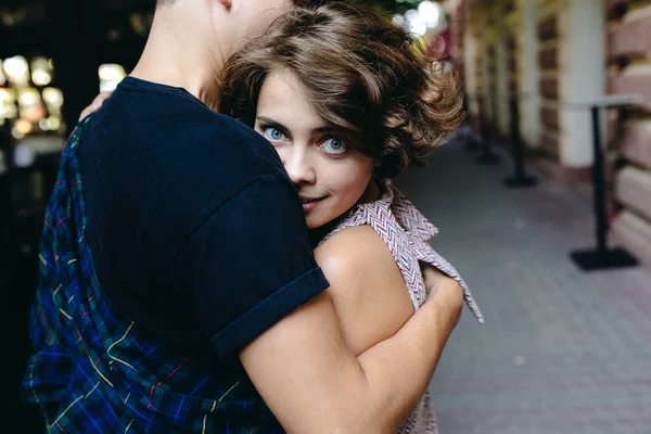 Casal abraçando na rua — Fotografia de Stock