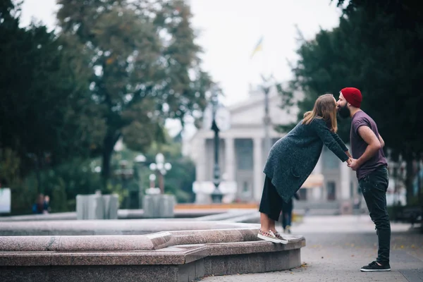 Mężczyzna i kobieta są pocałunki na ulicy — Zdjęcie stockowe