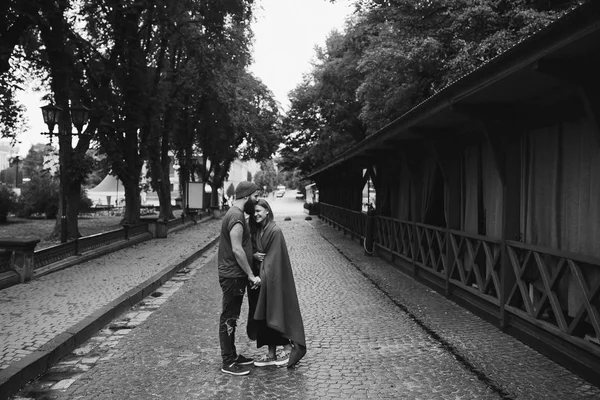在城市的街道上摆姿势的夫妇 — 图库照片