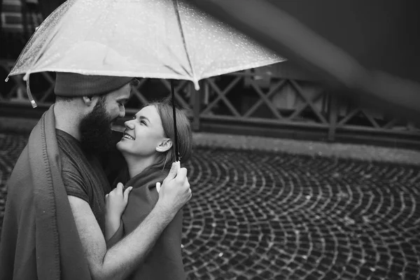 Kille och tjej under ett paraply — Stockfoto
