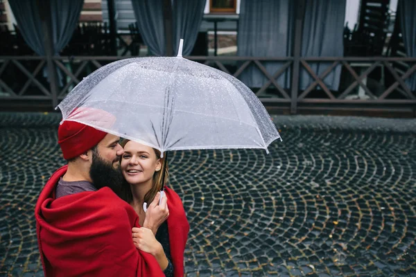 Парень и девушка под зонтиком — стоковое фото