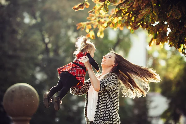母と幼い娘を公園で遊ぶ — ストック写真