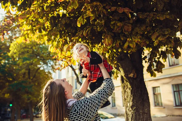 Anne ve küçük kızı bir parkta oynarken — Stok fotoğraf