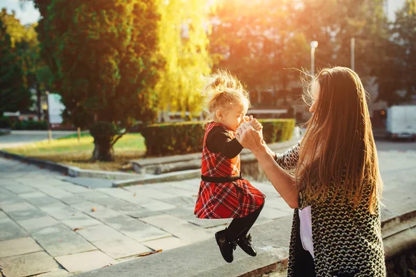 母と幼い娘を公園で遊ぶ — ストック写真