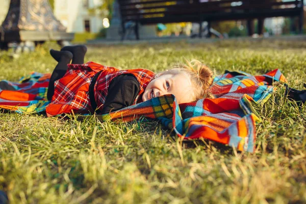 Menina sorridente no prado — Fotografia de Stock