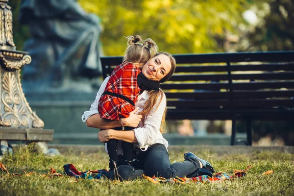 Mother and little daughter playing in a park — Stock Photo, Image
