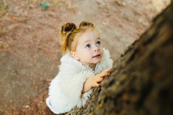 Aranyos kis lány játék a szabadban — Stock Fotó