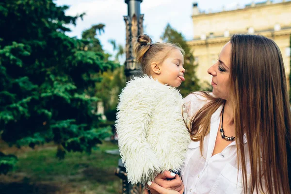 Mor och dotter i en park — Stockfoto