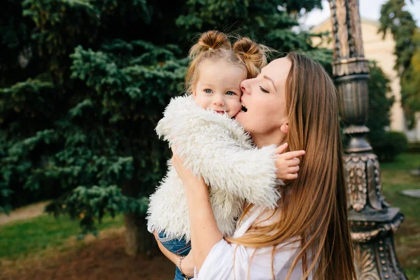 Mama i córeczka w parku — Zdjęcie stockowe