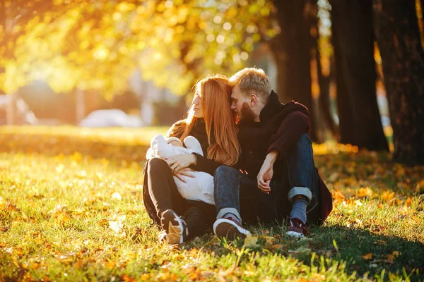 Młode rodziny i nowo narodzonego syna w jesienny park — Zdjęcie stockowe