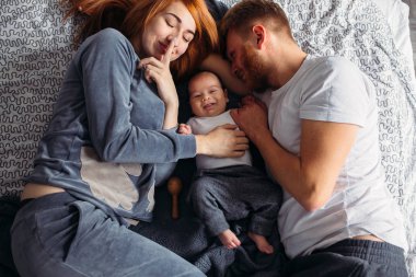 Onların bebek için dikkat vererek anne.