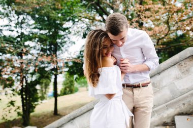 Parkta poz veren çift