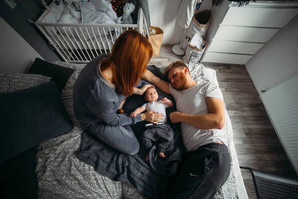 Fiatal szülők figyelmet a baba. — Stock Fotó