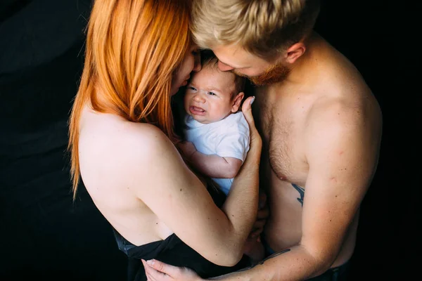 Lycklig familj på en svart bakgrund — Stockfoto