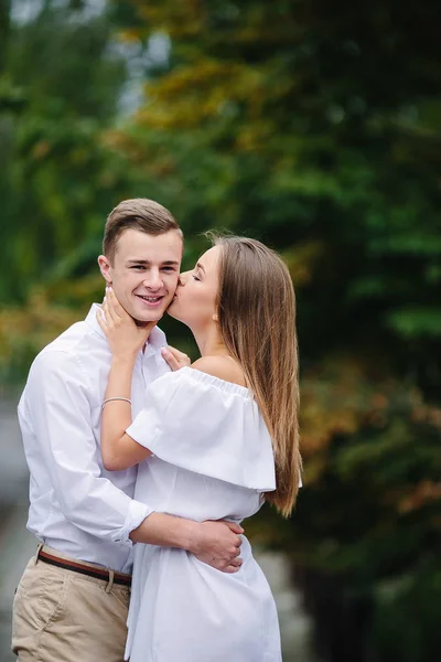 Paar poseren in het park — Stockfoto