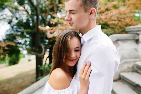 Paar poseren in het park — Stockfoto