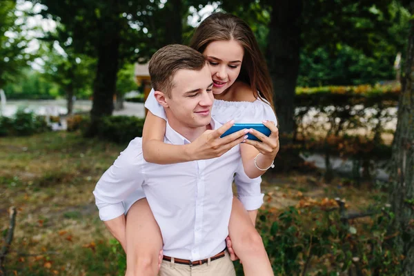 Jonge volwassen brunette man en vrouw in het park — Stockfoto