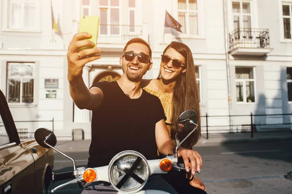 Roztomilý pár udělat selfie na koloběžce — Stock fotografie